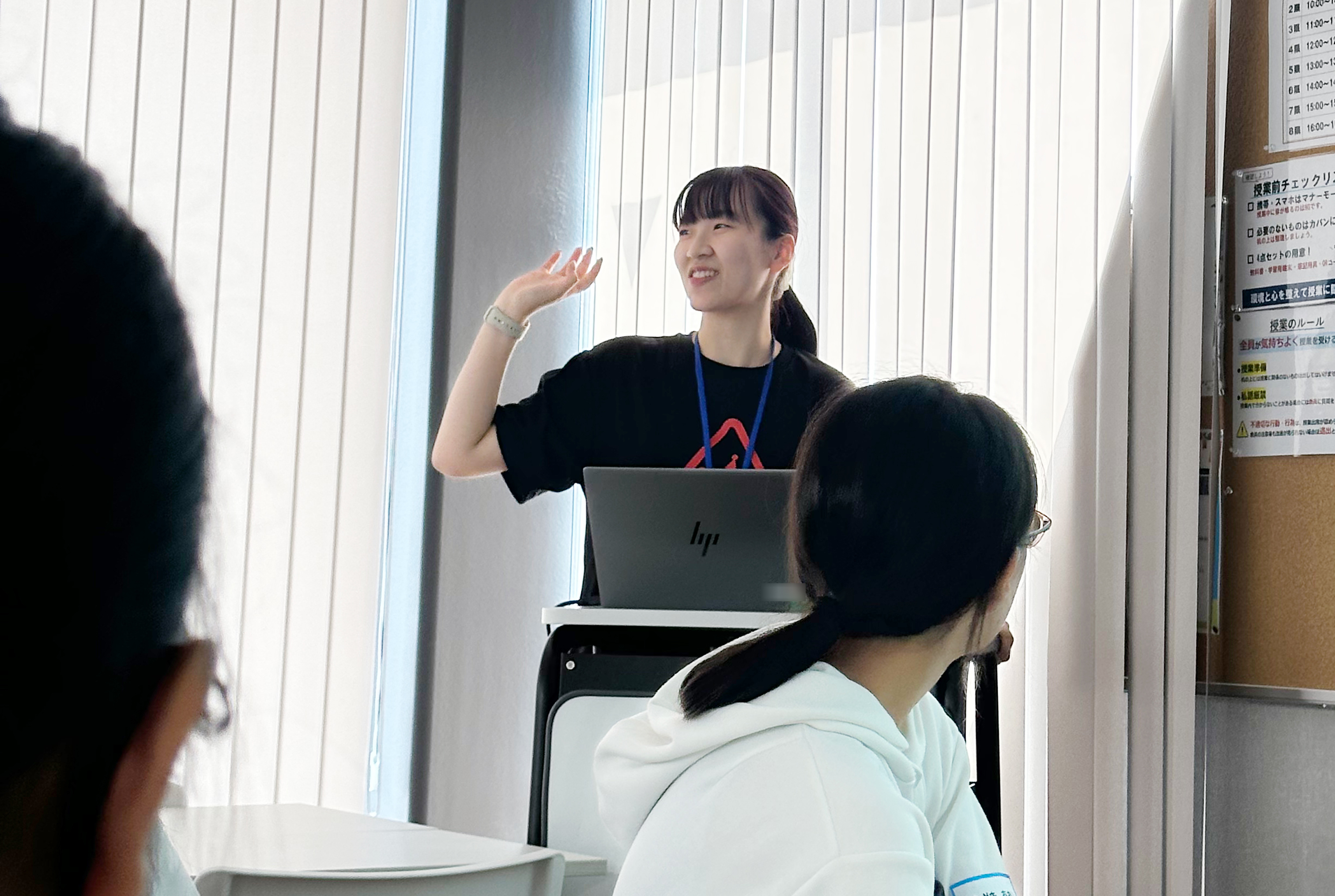 オープンキャンパス中の飛鳥未来きずな高等学校の高木先生