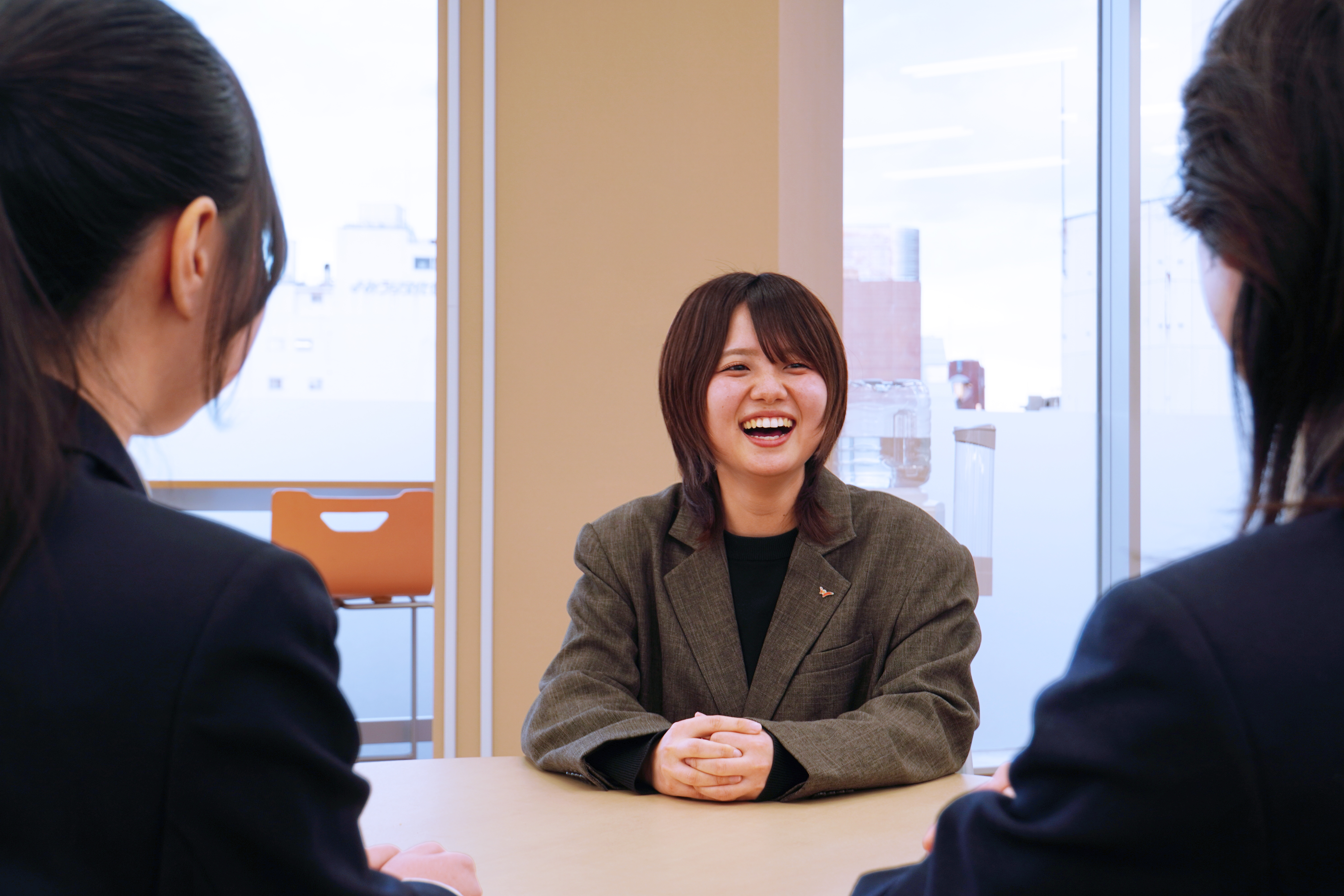 生徒と話す石橋先生