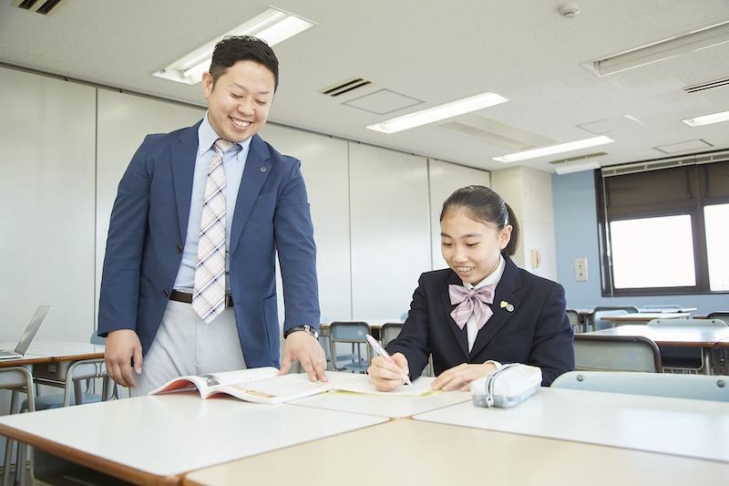 クラーク記念国際高校の教師と生徒