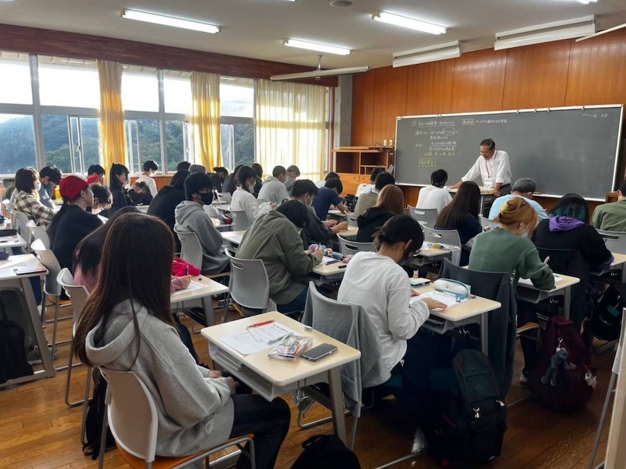 成美学園高等學校の授業中の様子