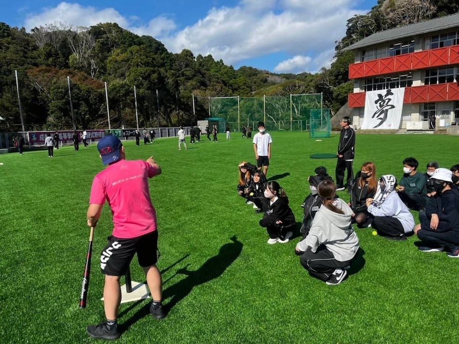 成美学園高等學校の校庭での授業