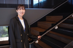 インタビューに応じてくれた飛鳥未来きずな高等学校の高木先生
