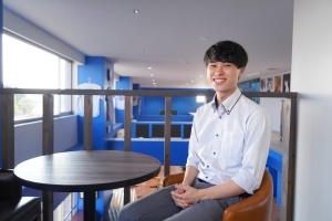 インタビューに応じてくれた明聖高等学校の宇野先生