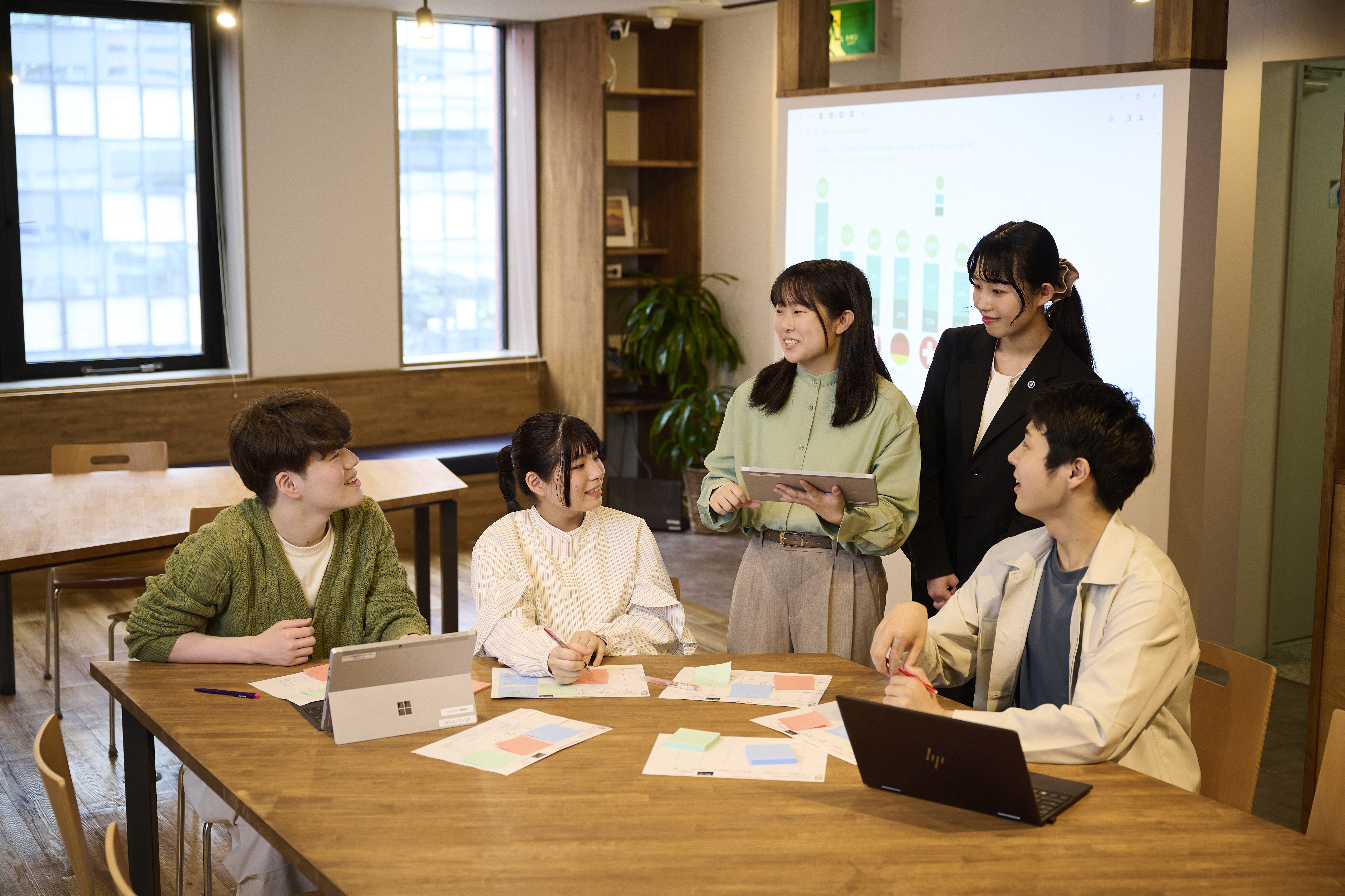 開校以来、クラークが大切にしてきたのは、生徒に対して「1対１対応」で向き合うということ。これは、生徒一人ひとりに目を配り、個々の成長に合わせて能力を引き出すことこそが重要だと考えてきたからです。教育に限界を作らず、生徒を信じて伸ばしていくことこそ、クラークの教育の柱です。