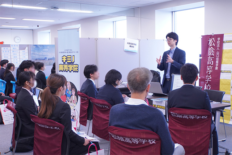 5/17開催、通信制高校教職員採用合同説明会の各校ブース